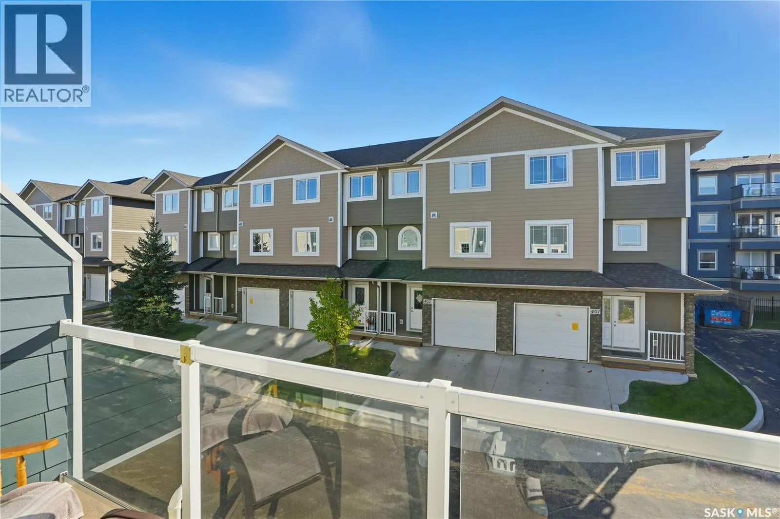 301 212 Willis CRESCENT