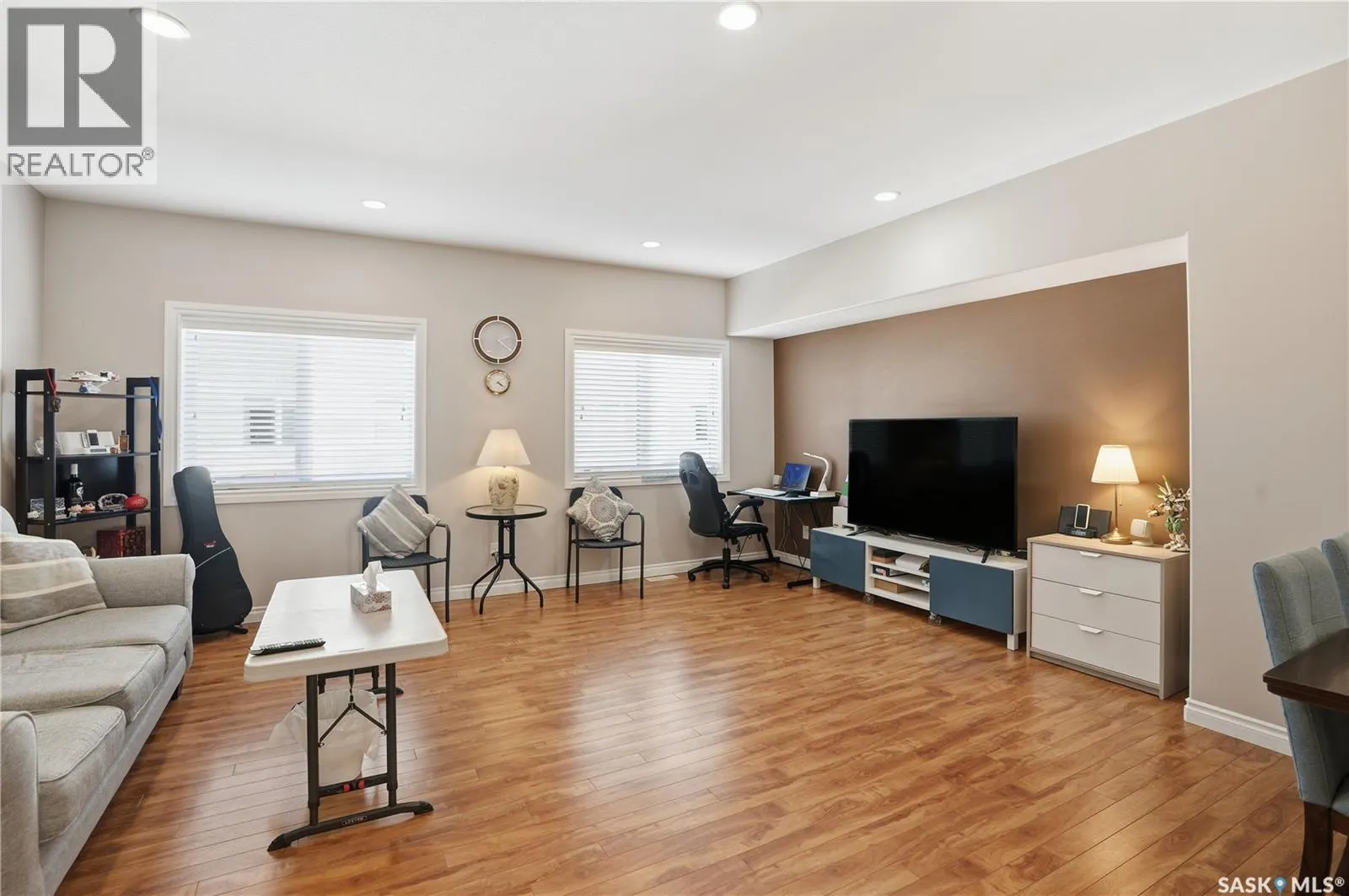 301 212 Willis CRESCENT