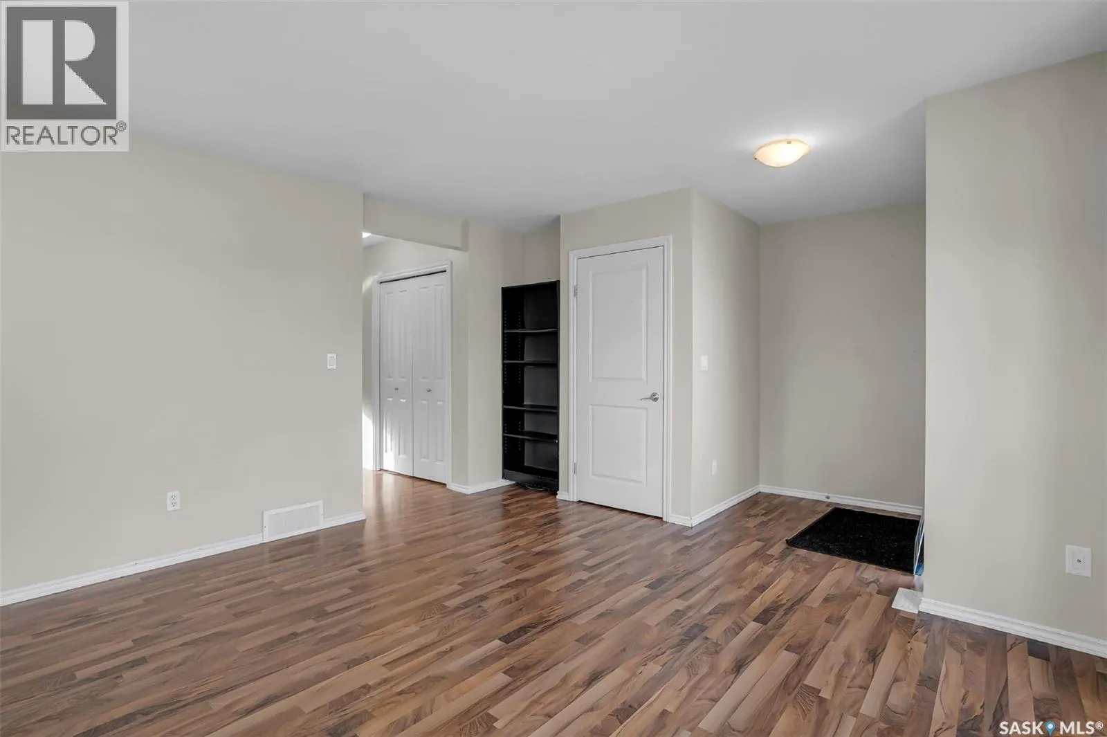 301 415 Lynd CRESCENT