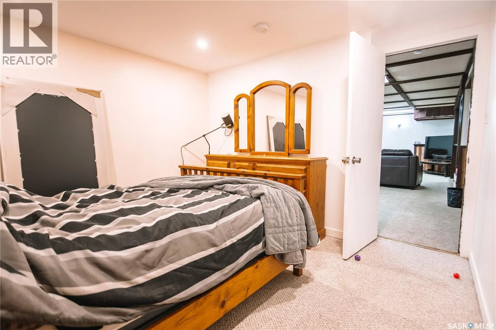 132 Nagel CRESCENT