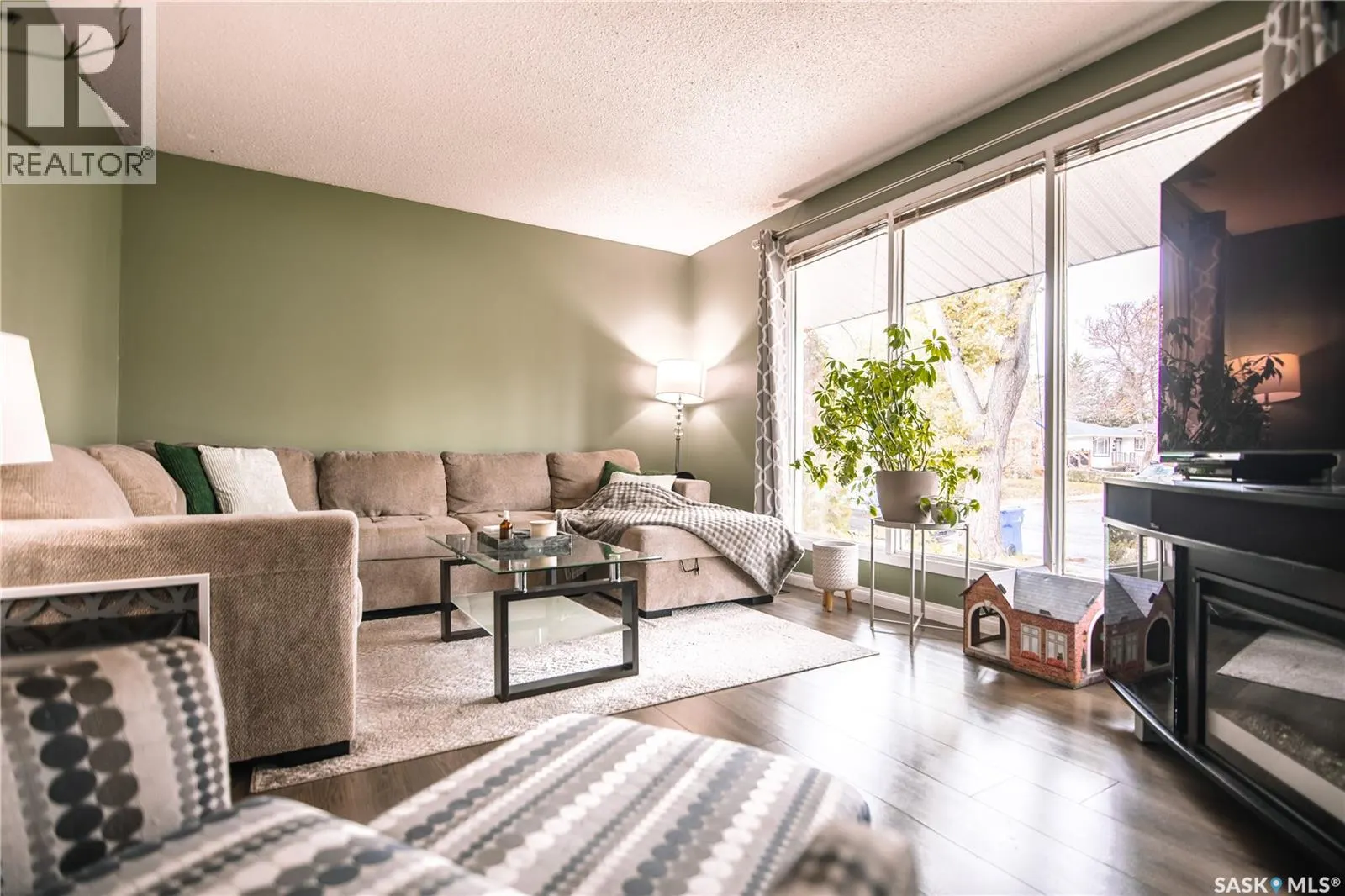132 Nagel CRESCENT