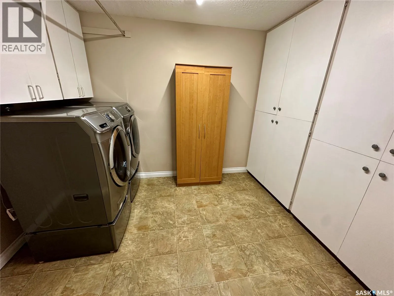 101 3120 Louise STREET E