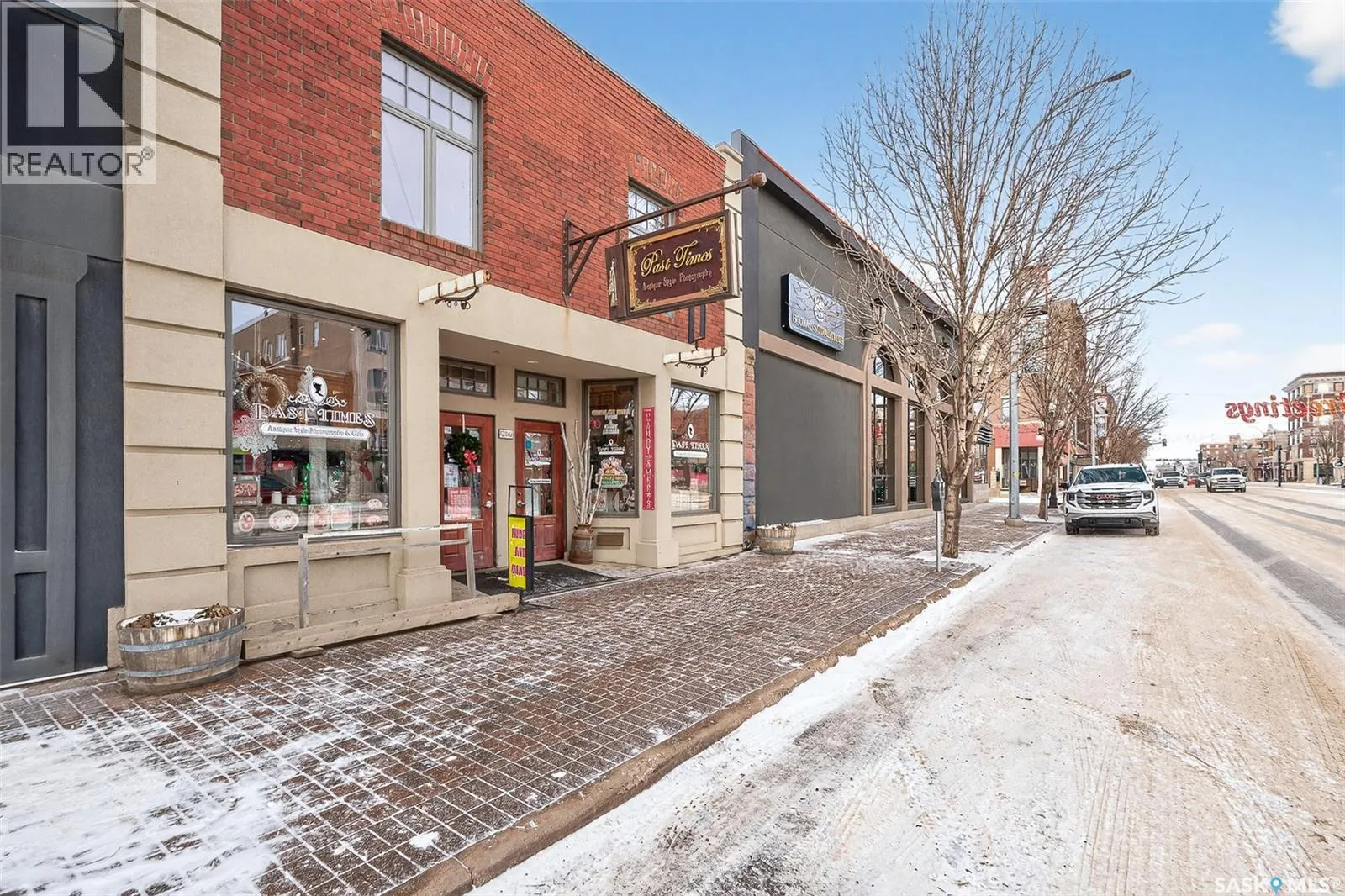 26 Main STREET N