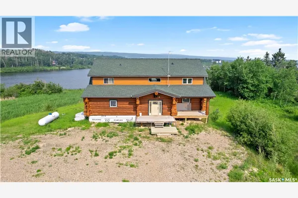 Martins Lake Scenic Waterfront Log Home