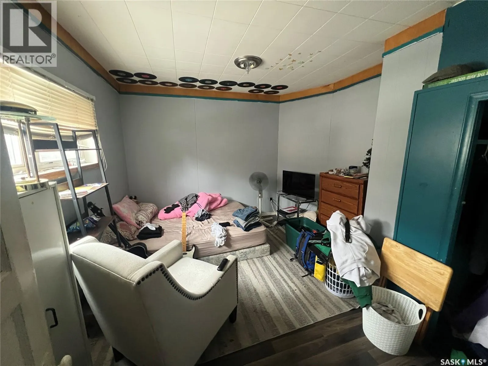 565 15th STREET W