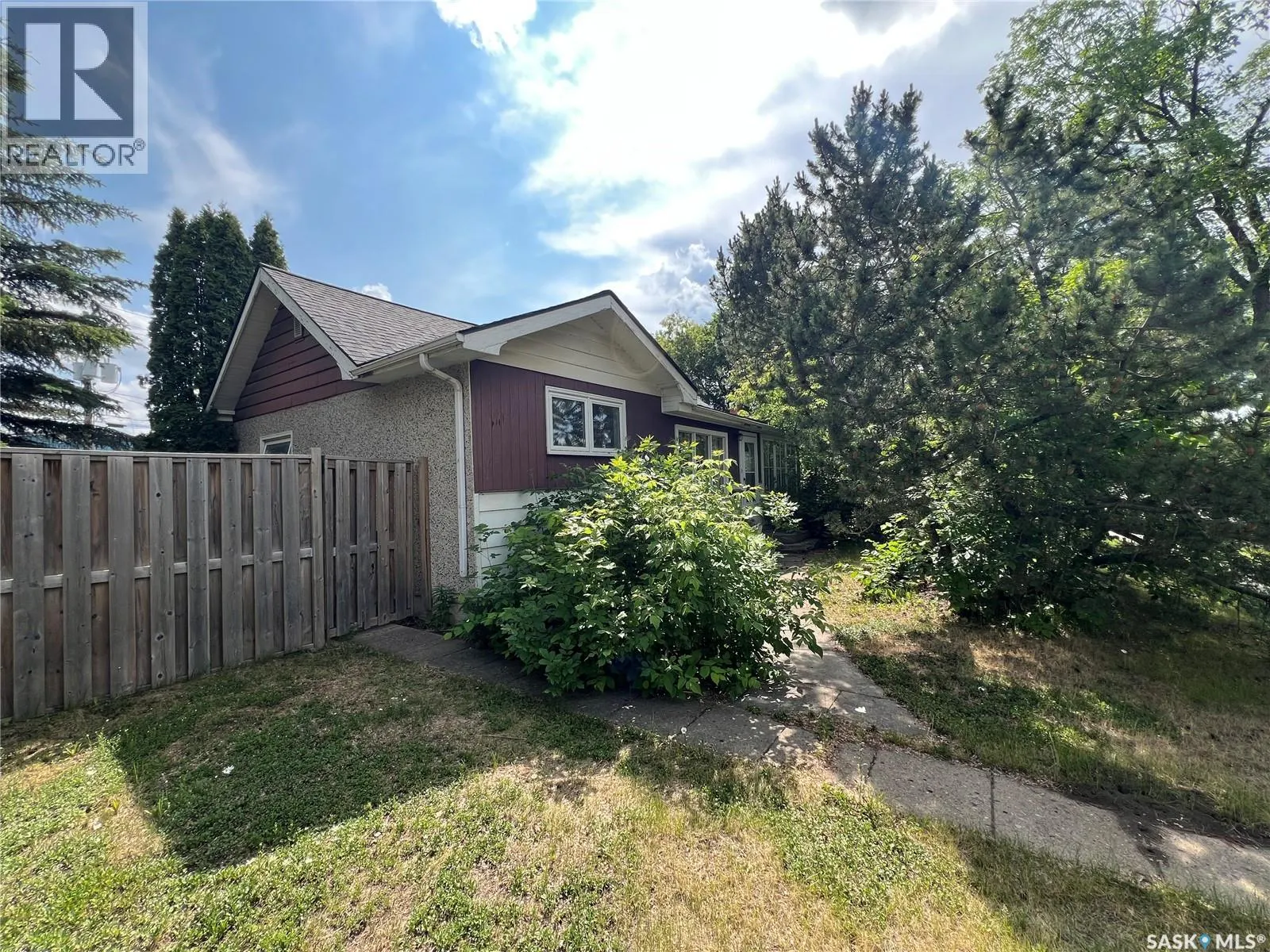 565 15th STREET W