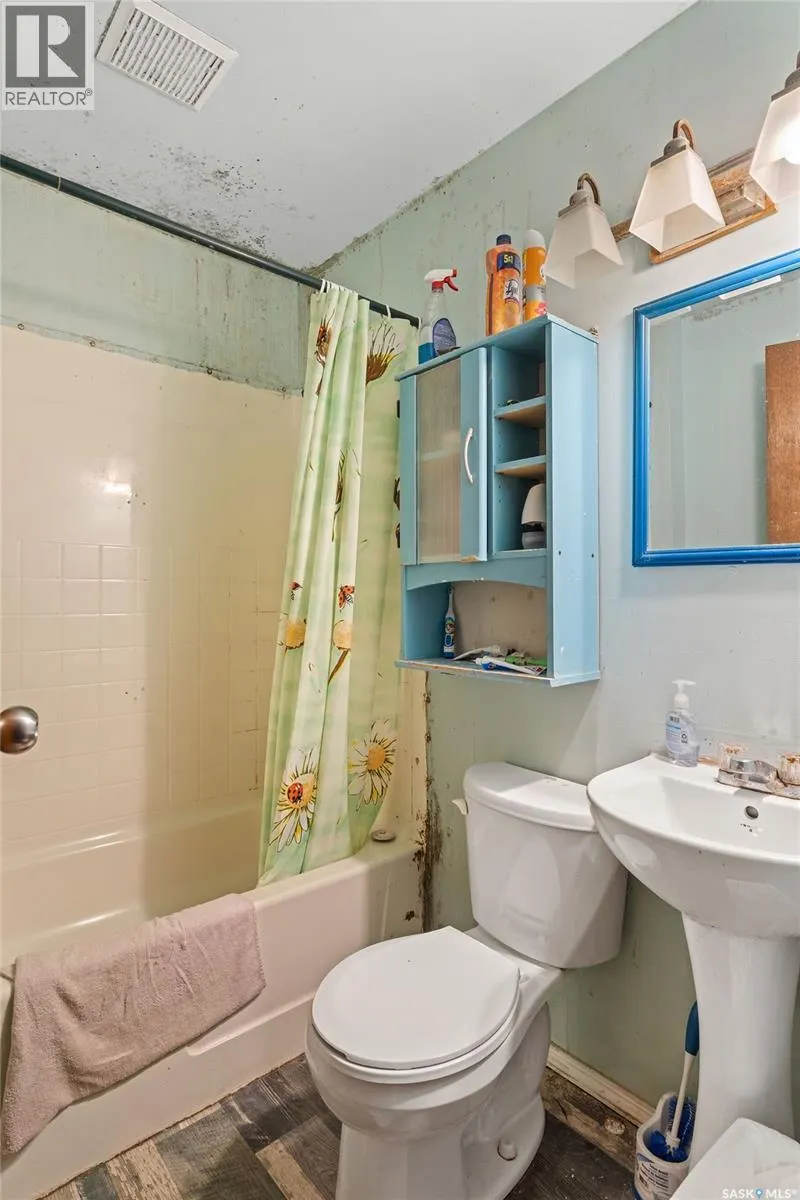 806 12th STREET W