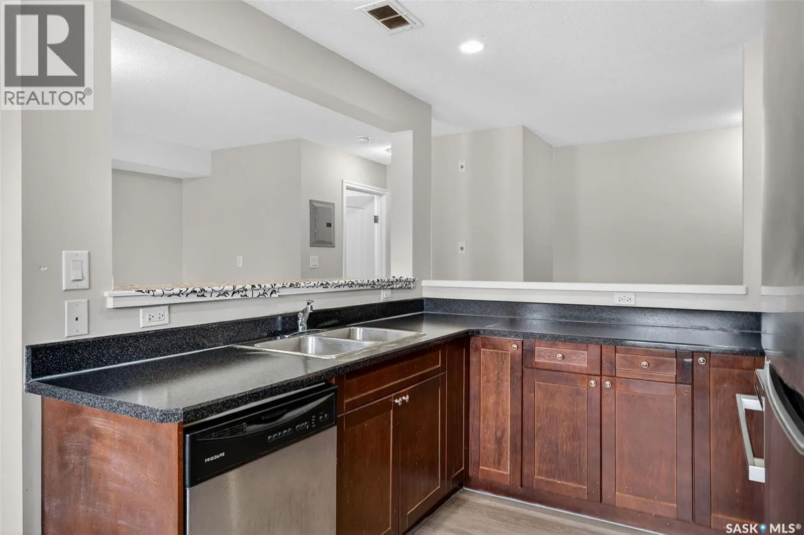 109 515 28th STREET E