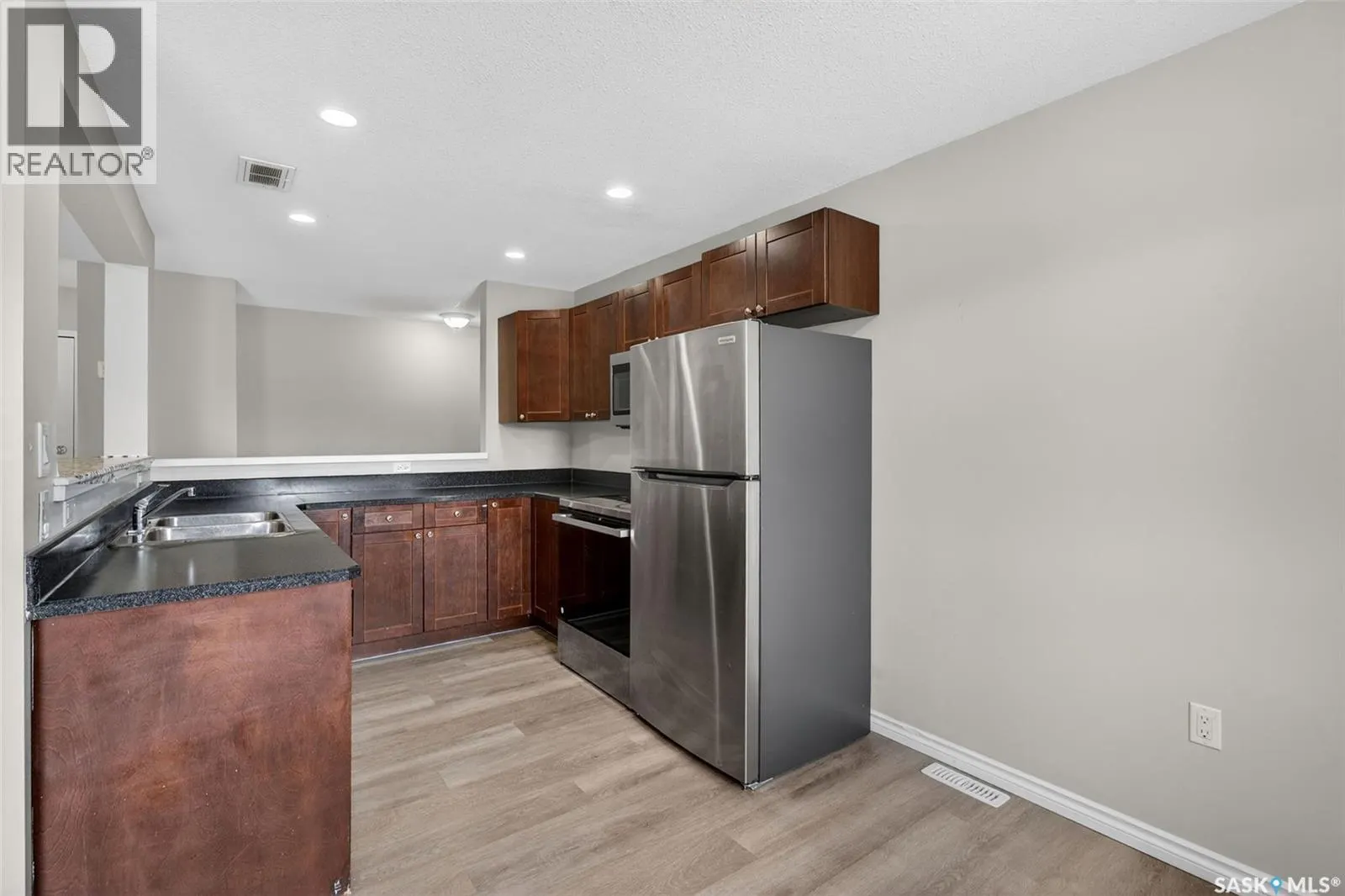 109 515 28th STREET E