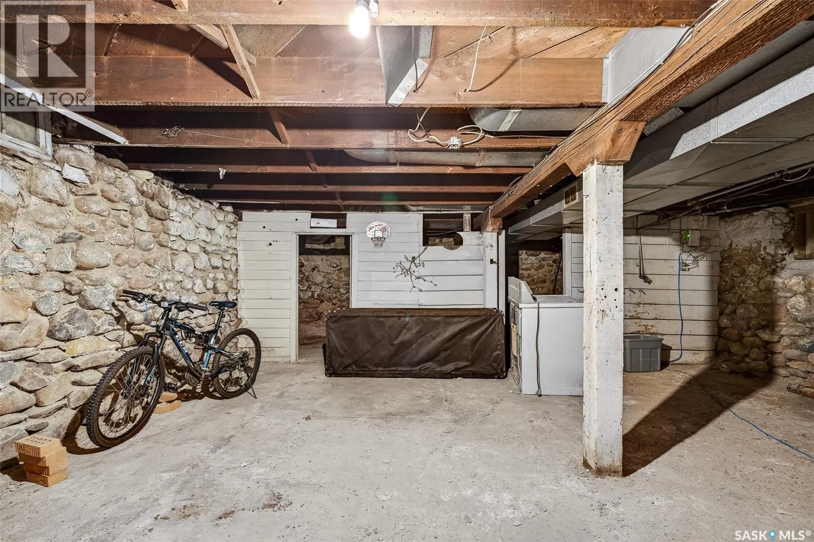 174 Ominica STREET W