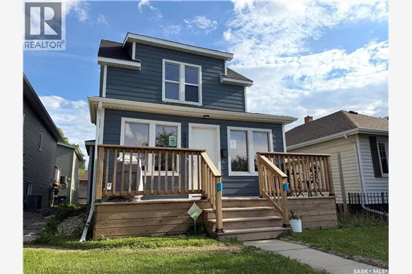 203 8th STREET W