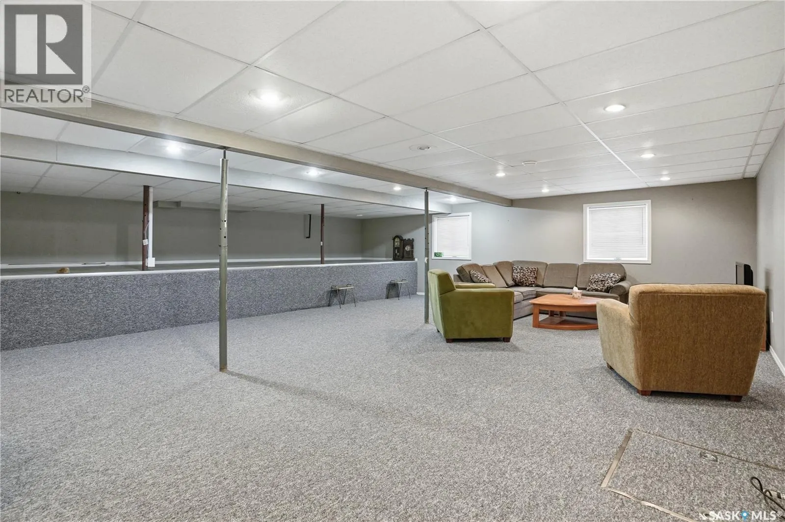 205 bay DRIVE W