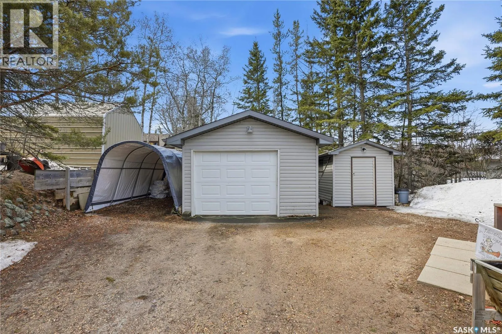 205 bay DRIVE W