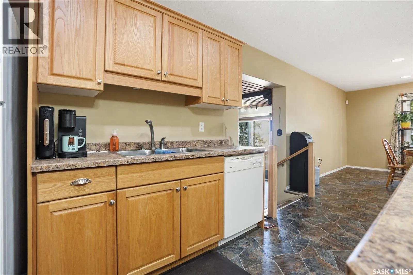 205 bay DRIVE W
