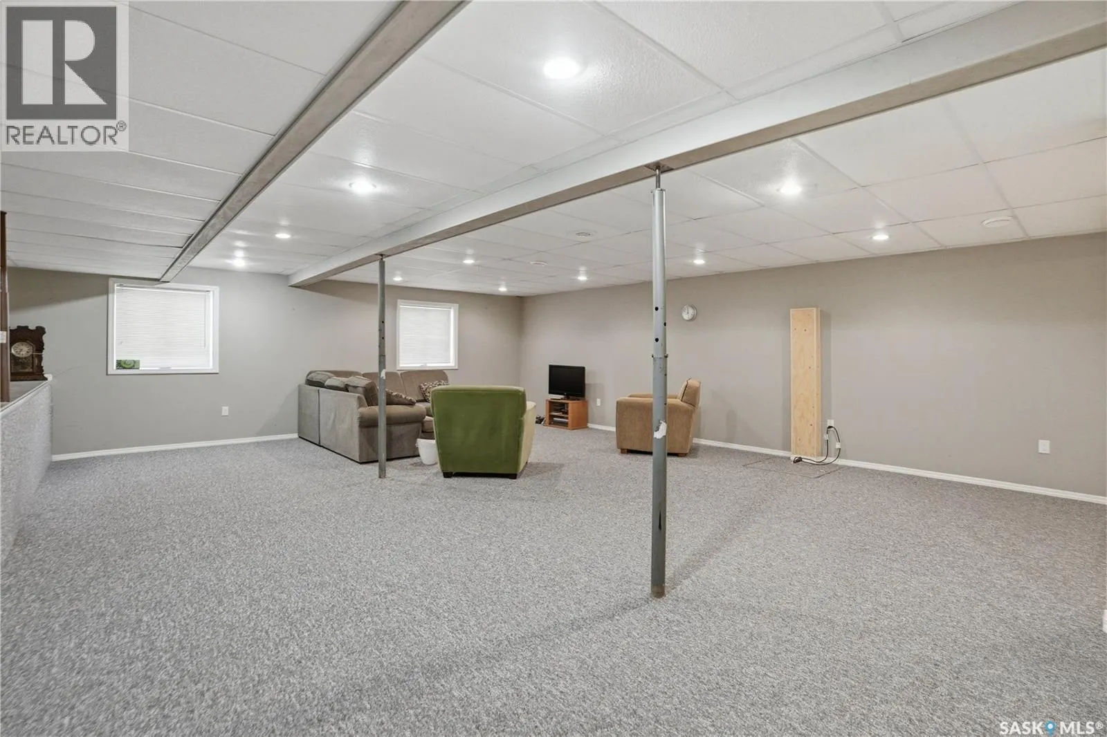 205 bay DRIVE W
