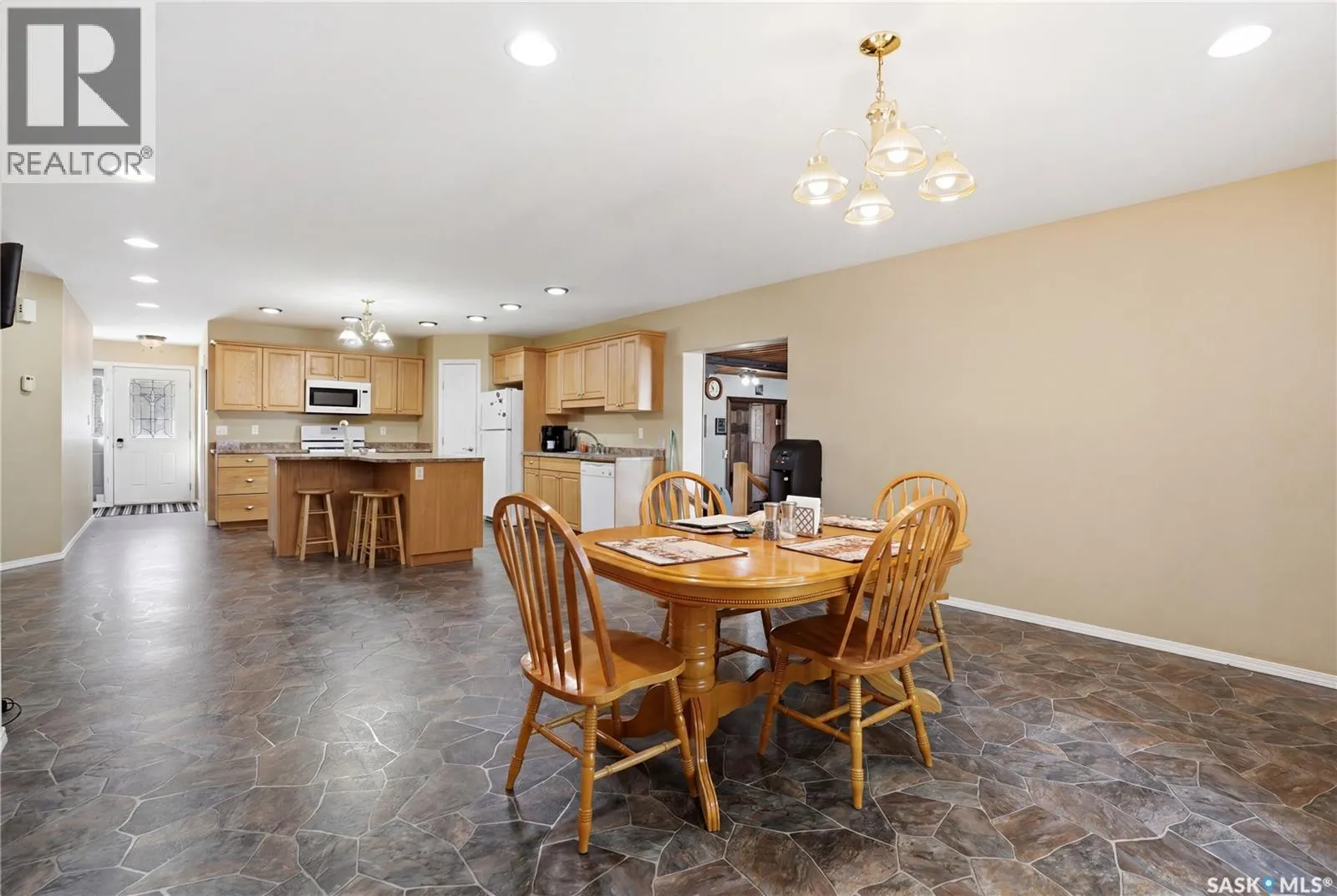 205 bay DRIVE W