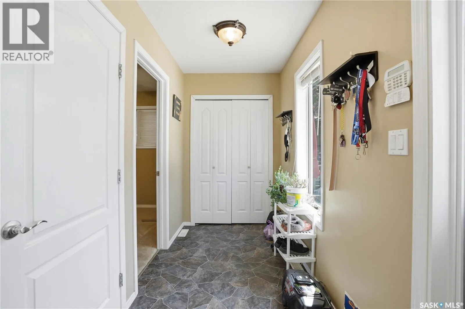 205 bay DRIVE W