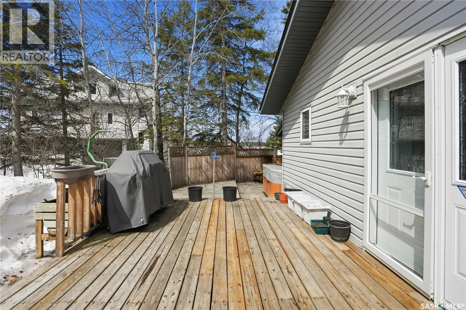 205 bay DRIVE W