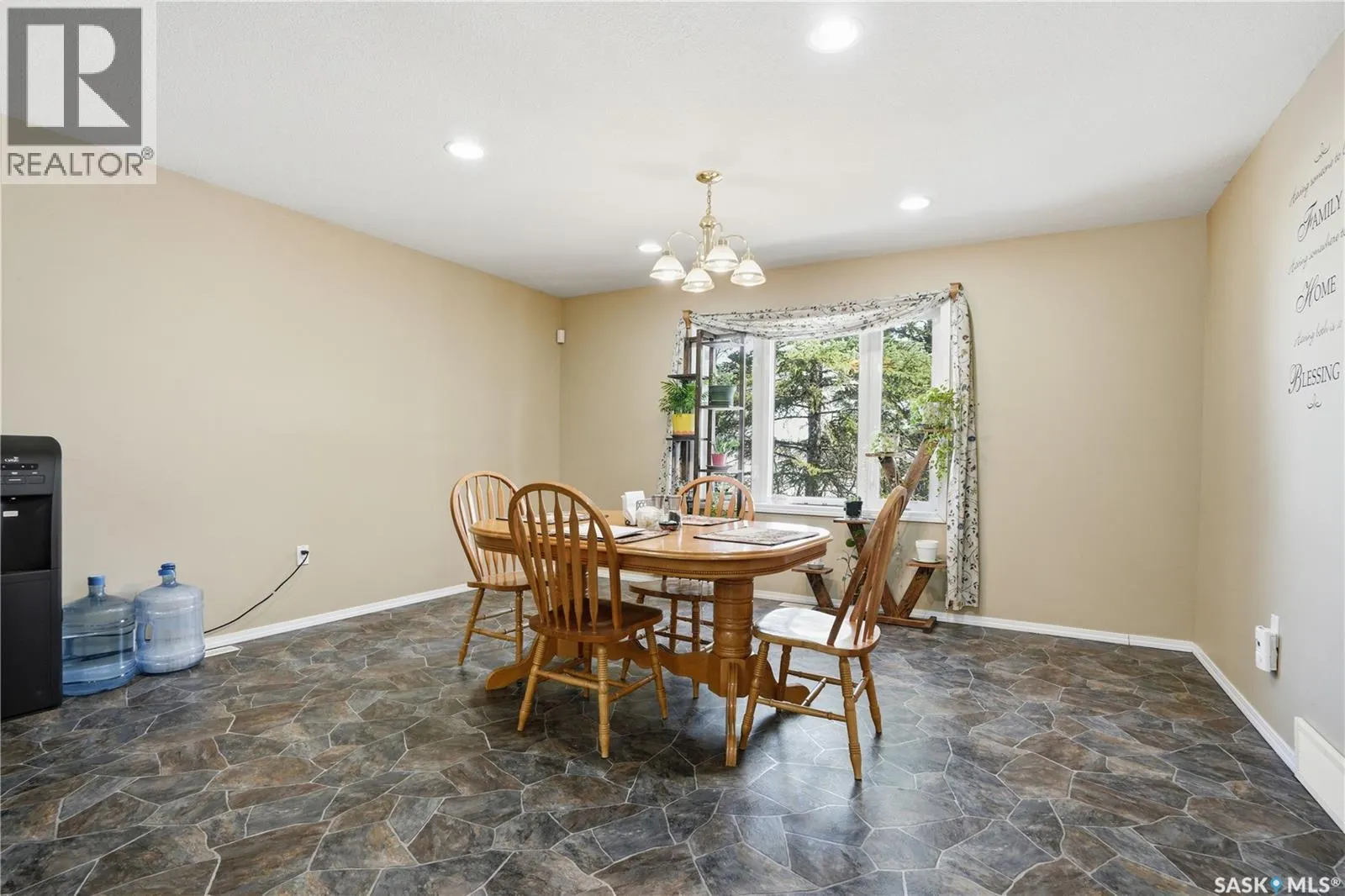 205 bay DRIVE W
