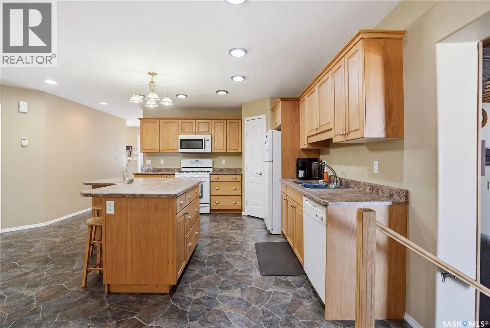 205 bay DRIVE W