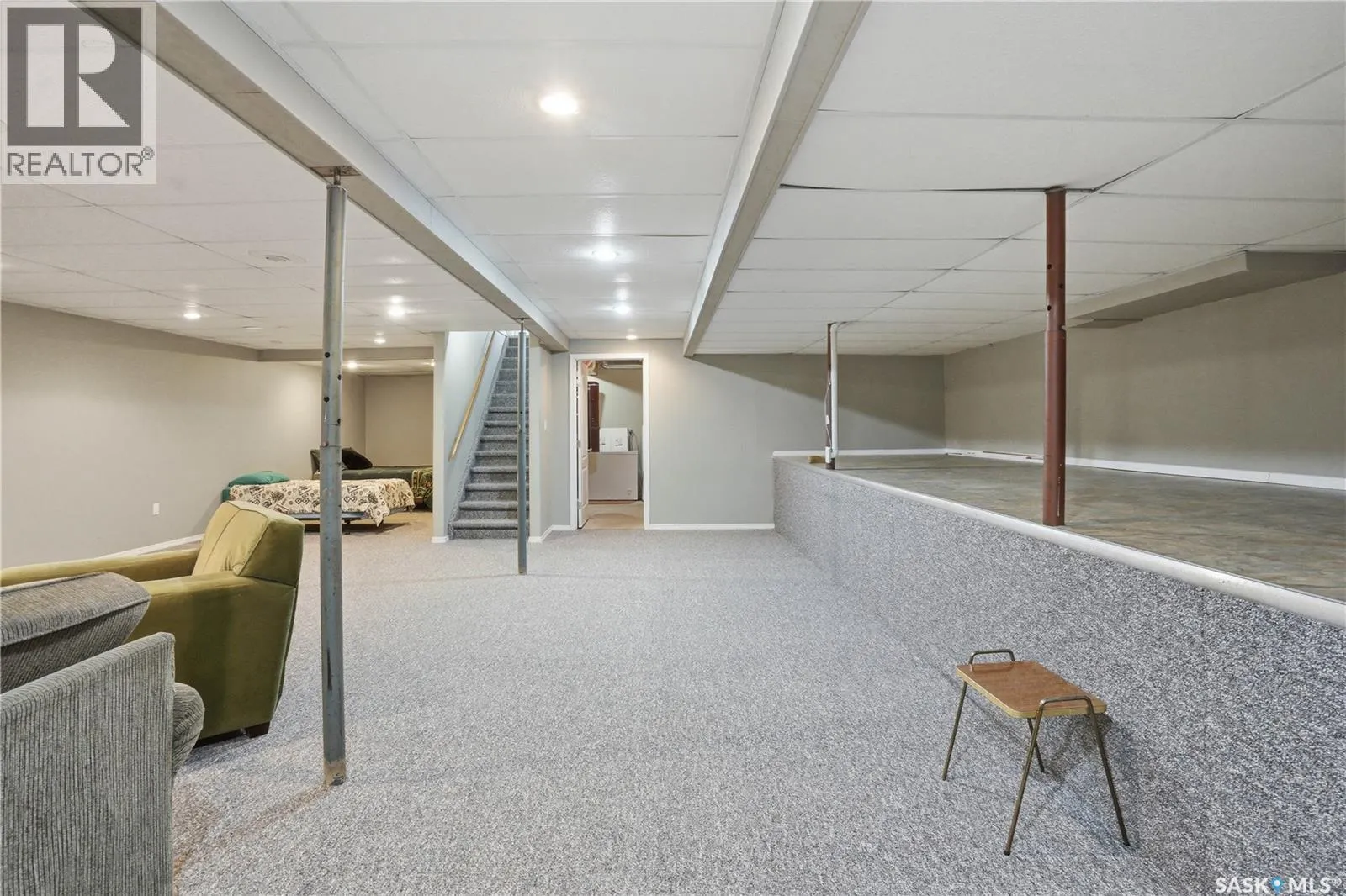 205 bay DRIVE W