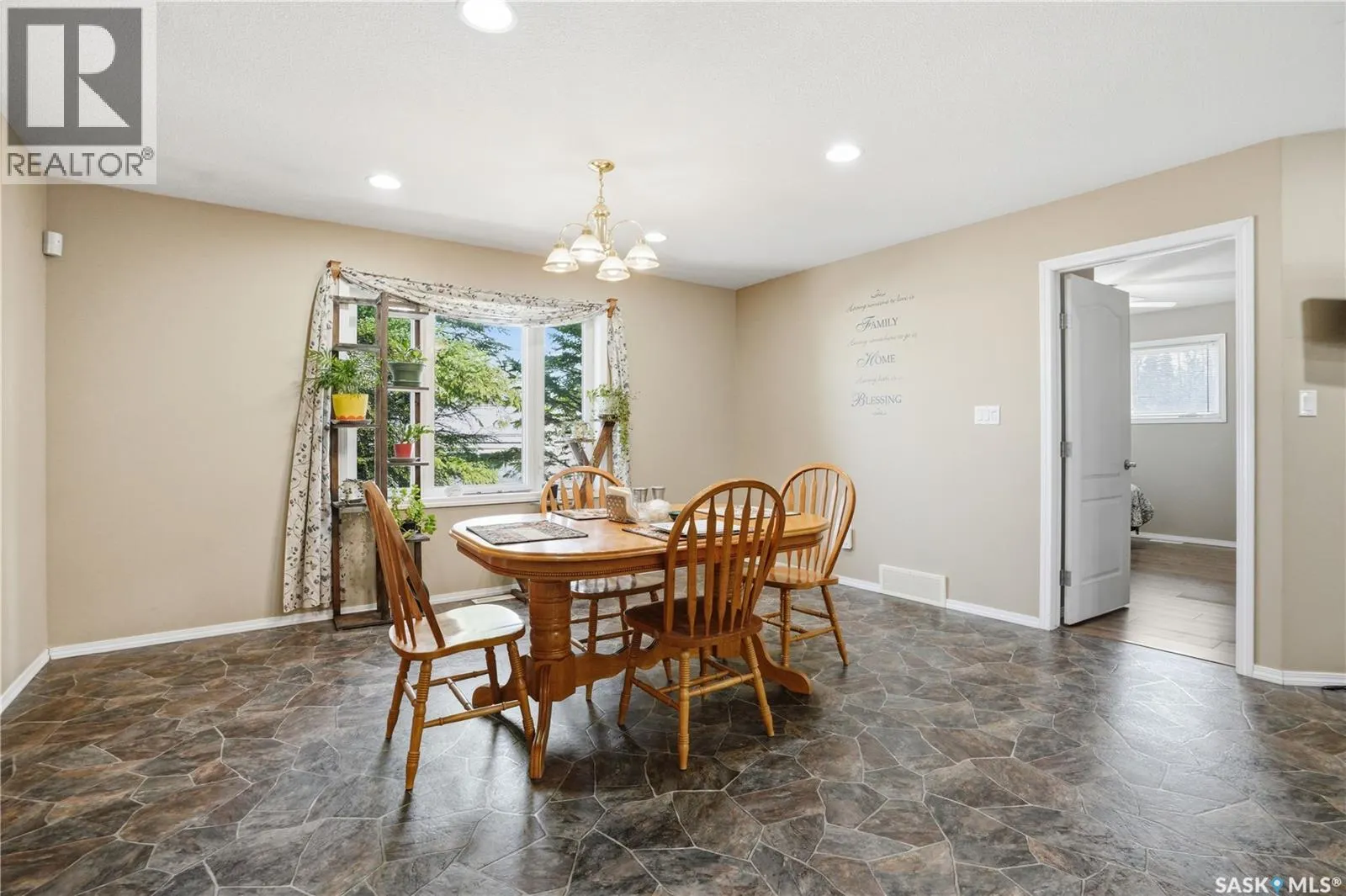 205 bay DRIVE W