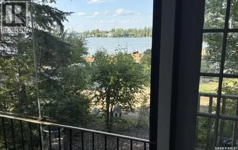 205 bay DRIVE W