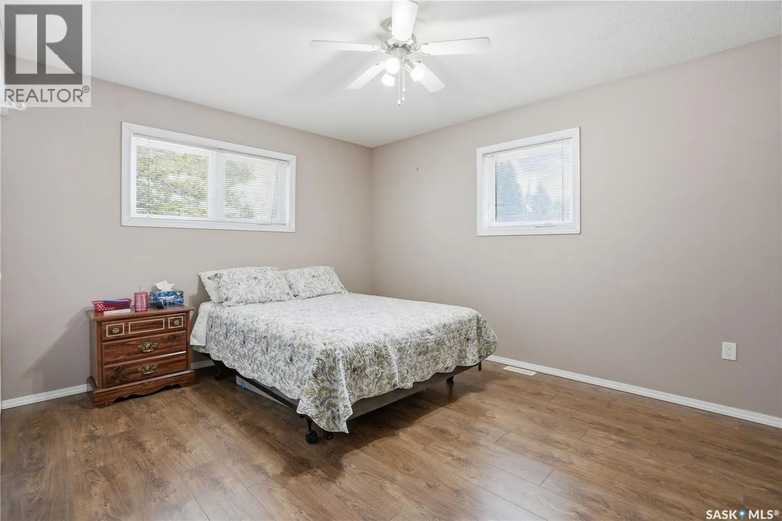 205 bay DRIVE W