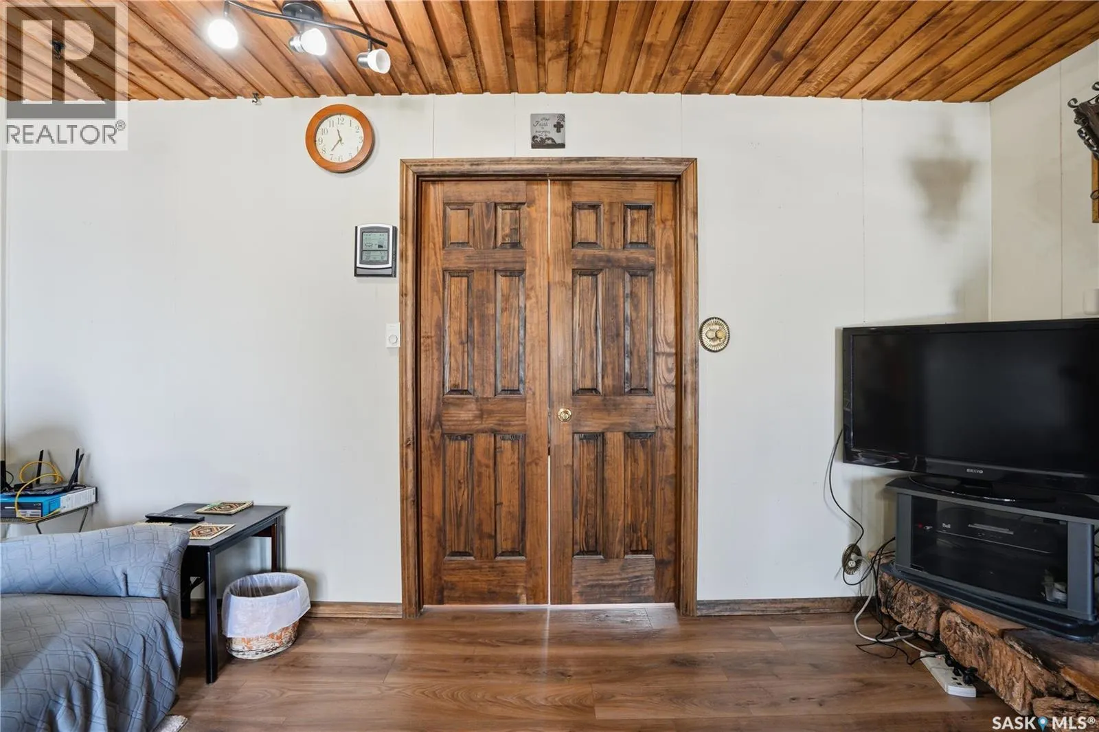 205 bay DRIVE W