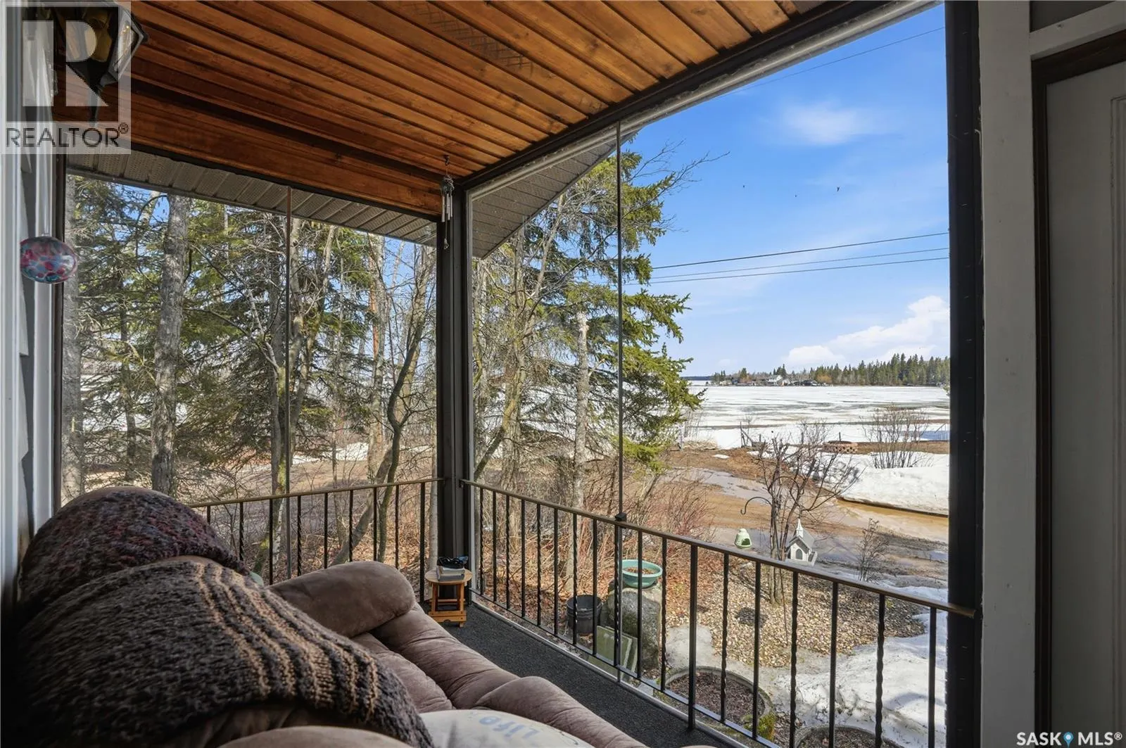 205 bay DRIVE W