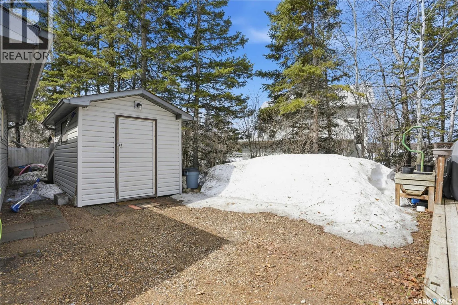 205 bay DRIVE W