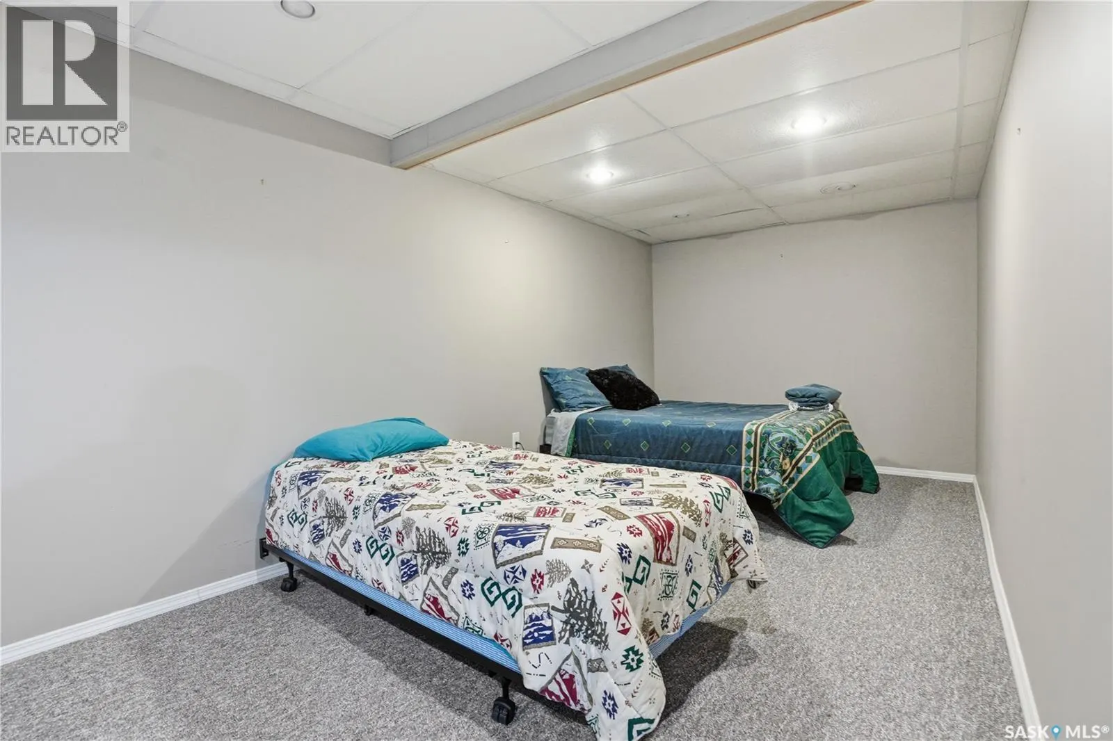 205 bay DRIVE W