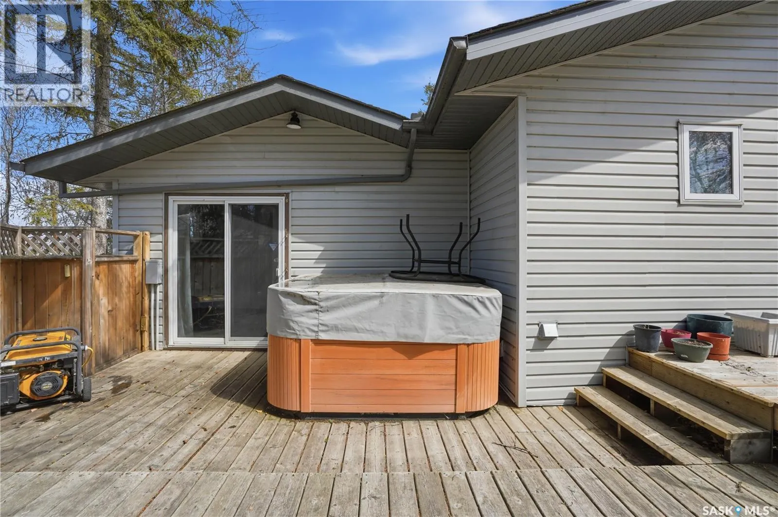 205 bay DRIVE W
