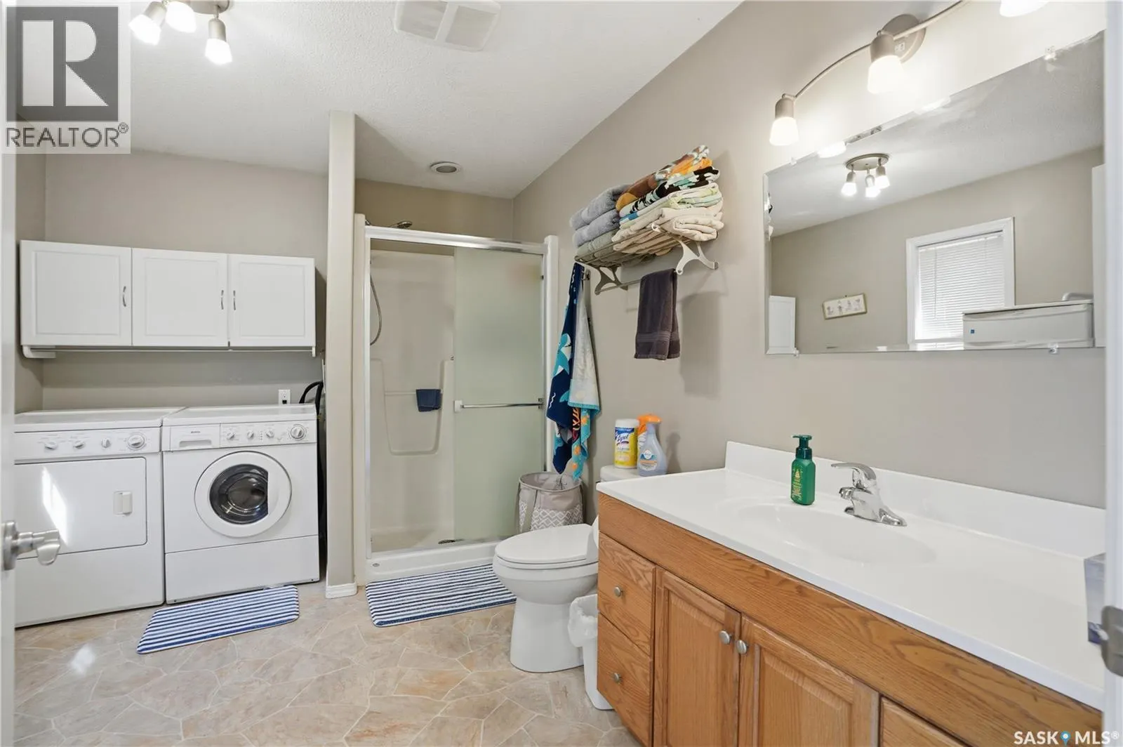 205 bay DRIVE W