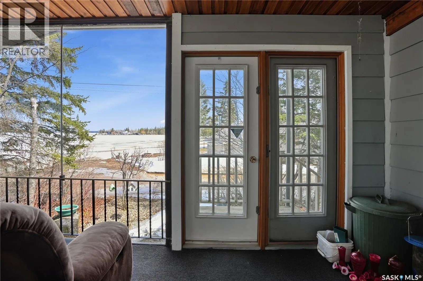 205 bay DRIVE W