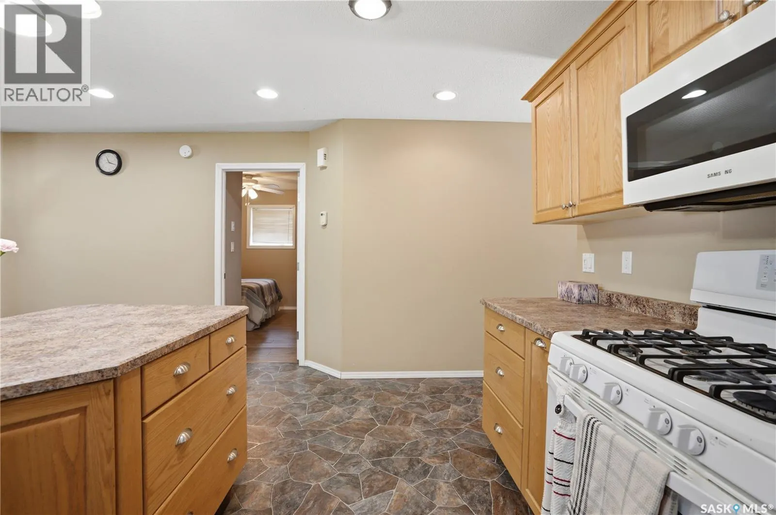 205 bay DRIVE W