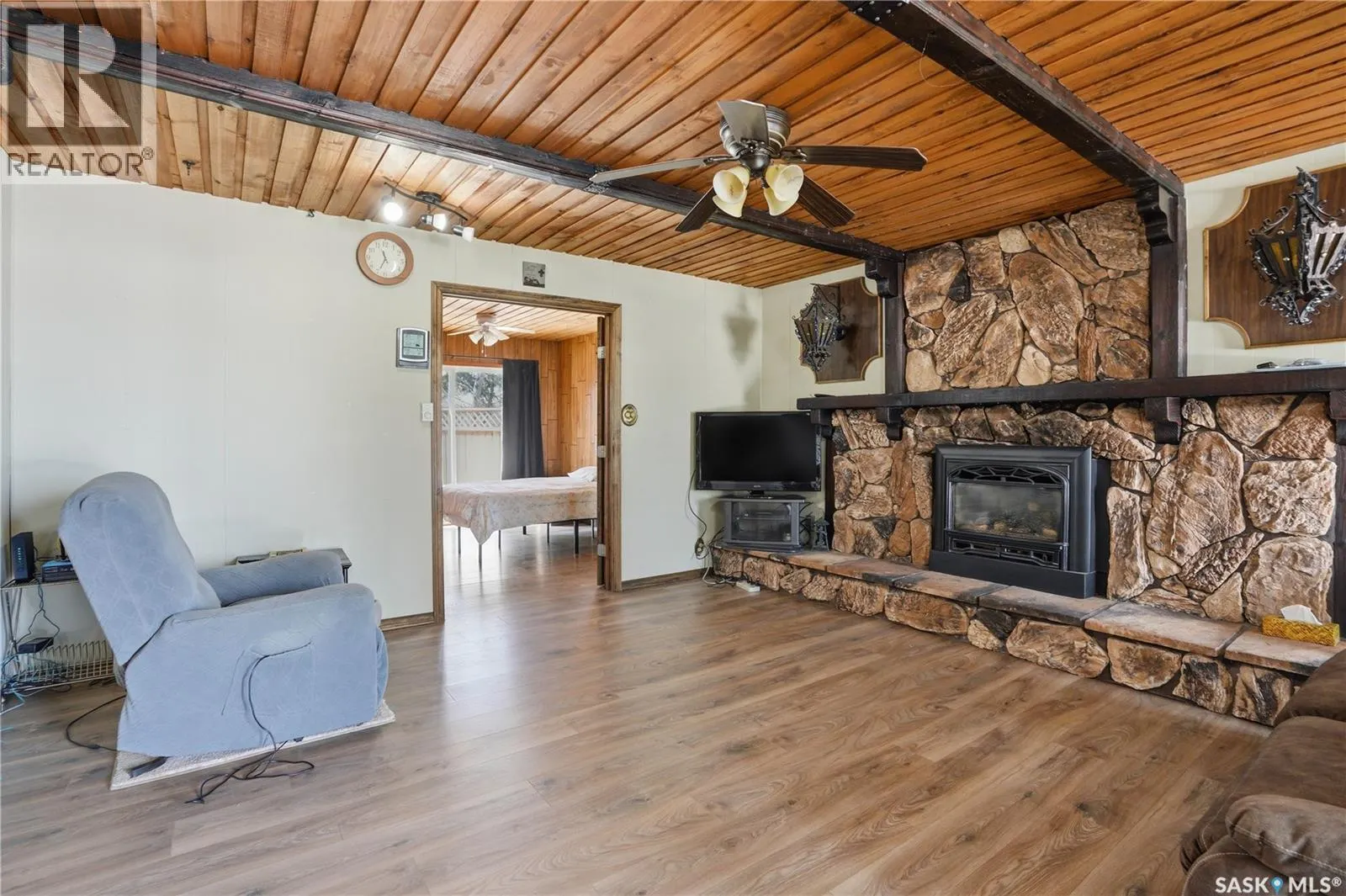 205 bay DRIVE W