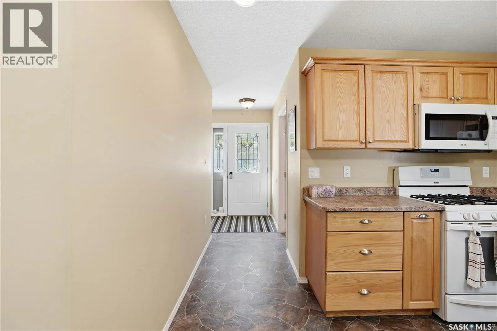 205 bay DRIVE W