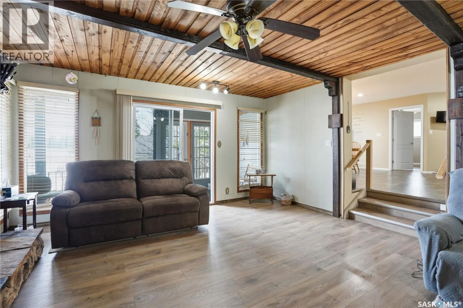 205 bay DRIVE W