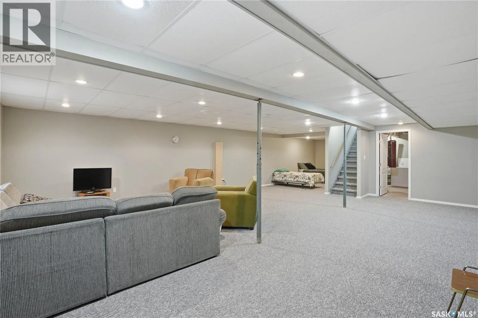 205 bay DRIVE W
