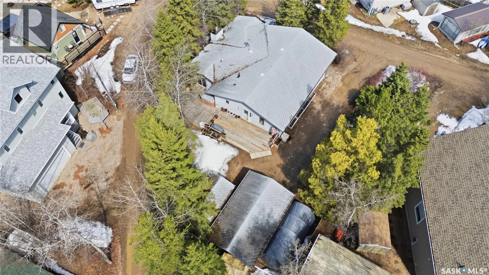 205 bay DRIVE W