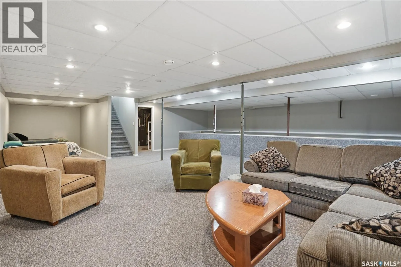 205 bay DRIVE W