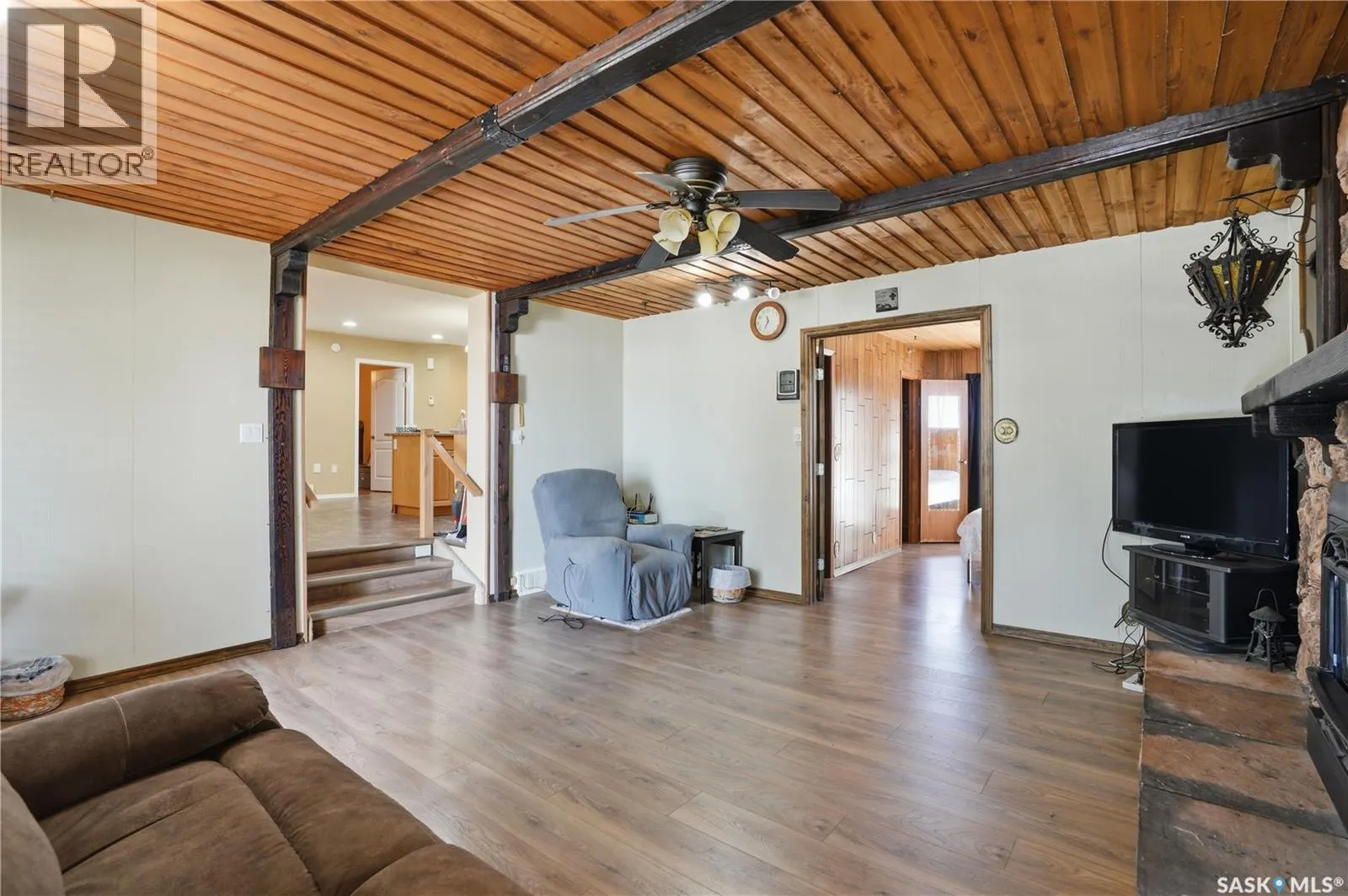 205 bay DRIVE W