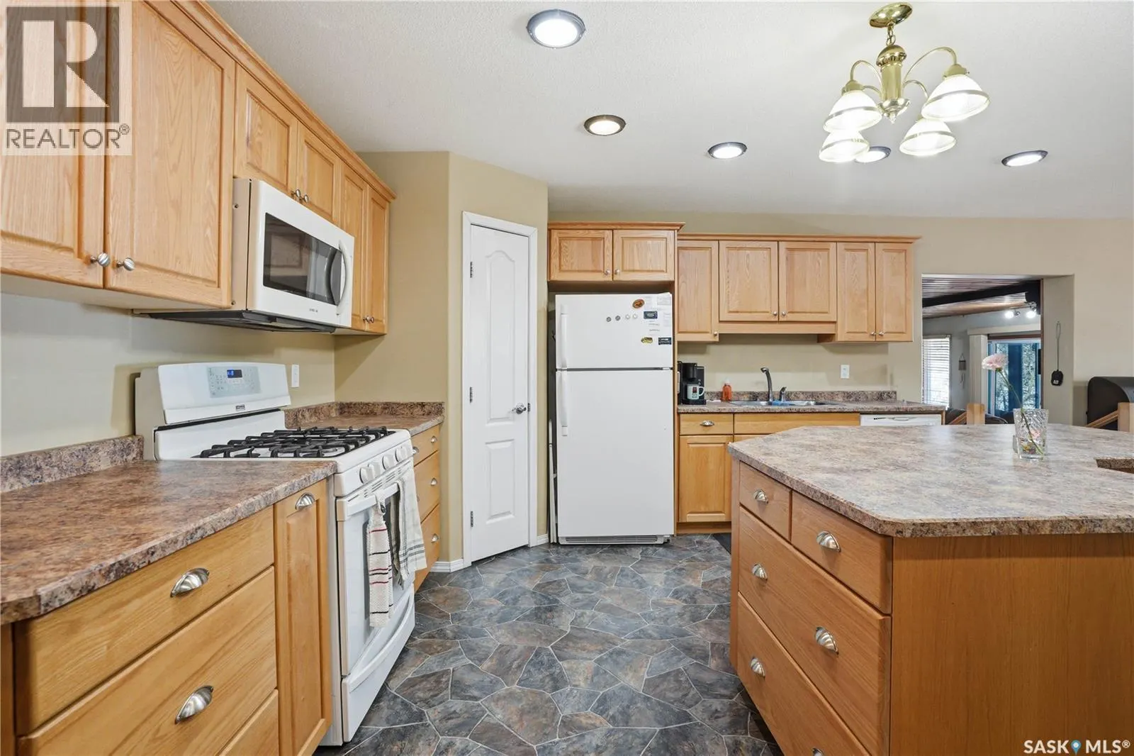 205 bay DRIVE W