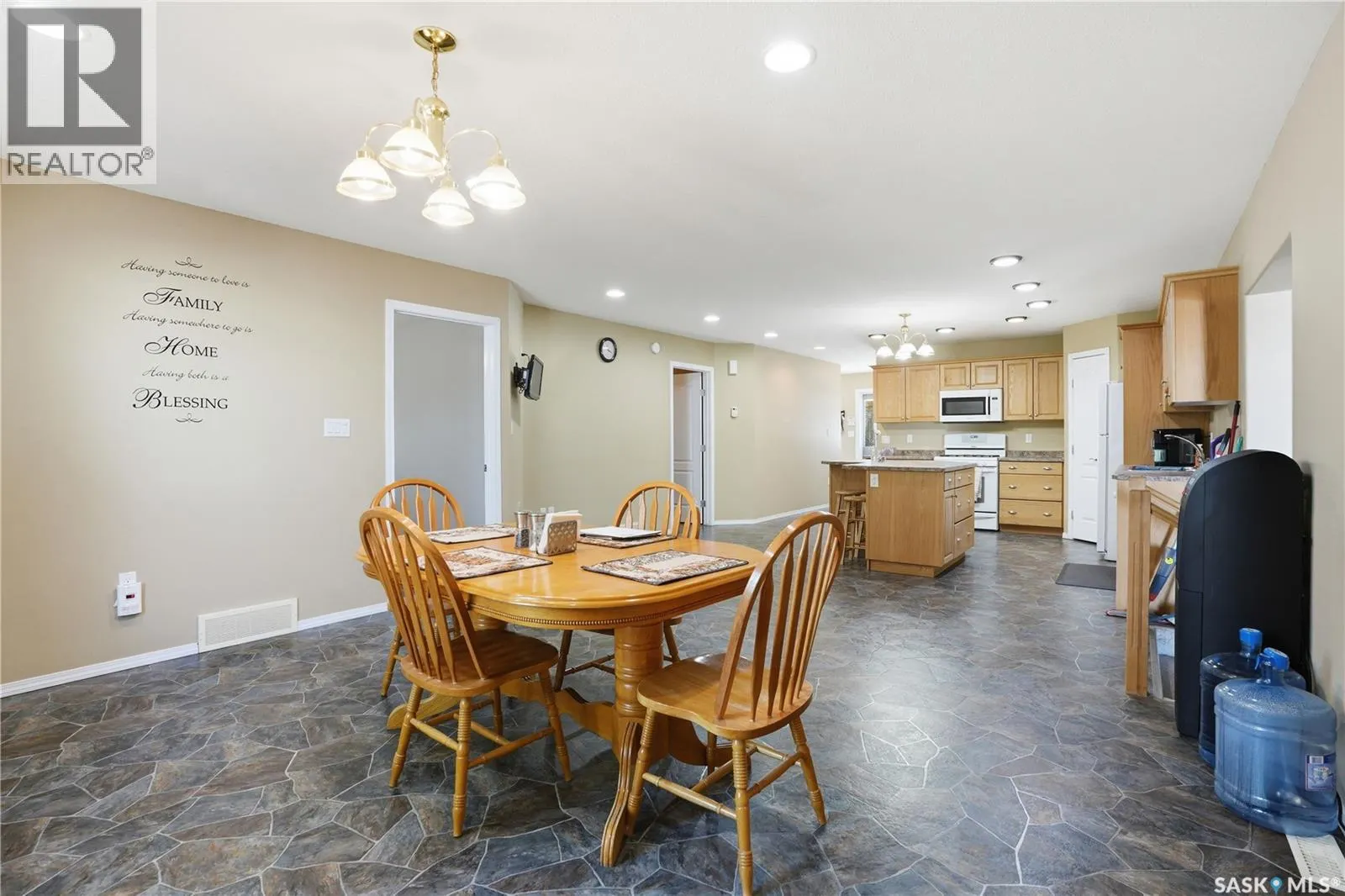 205 bay DRIVE W