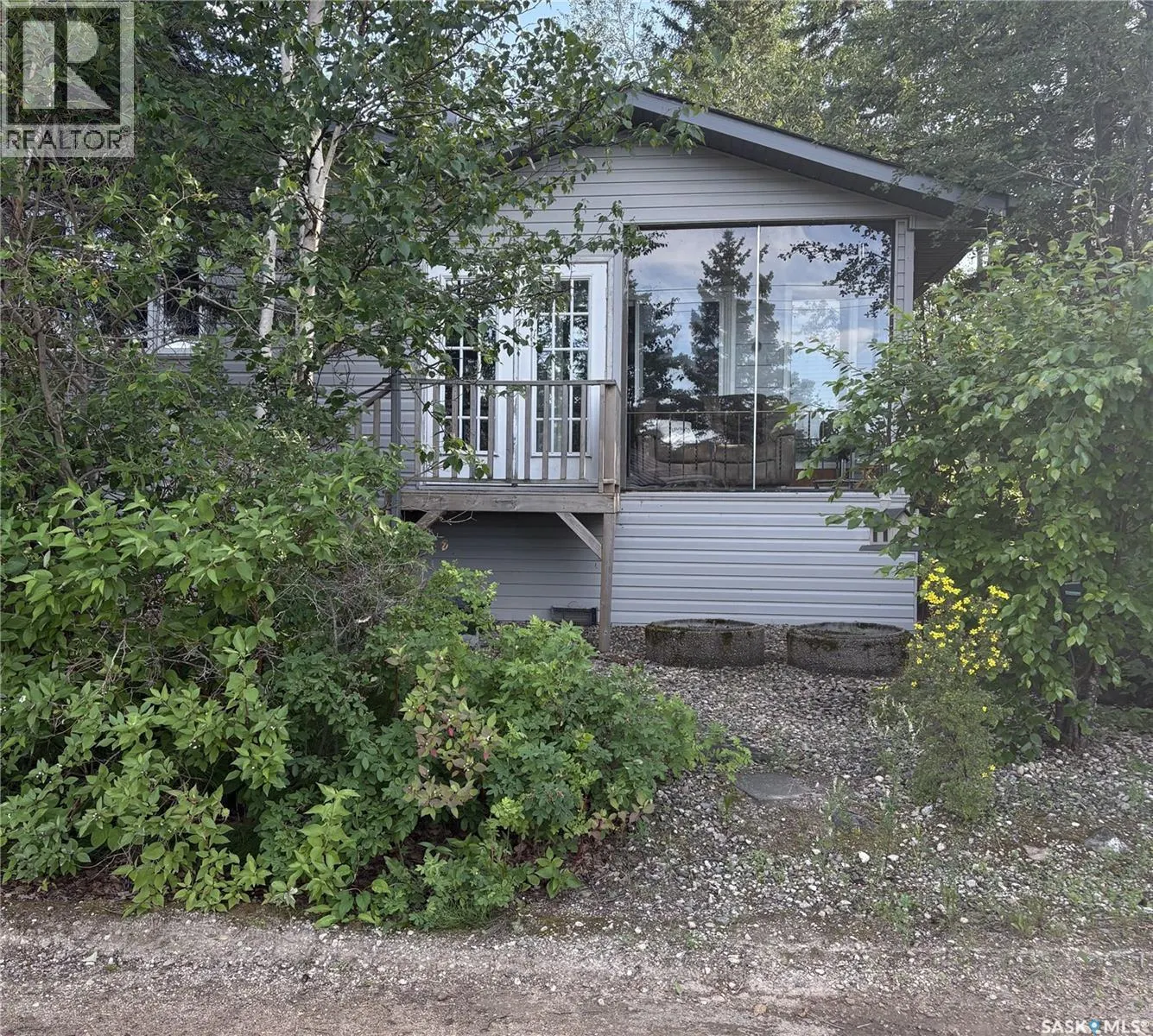 205 bay DRIVE W