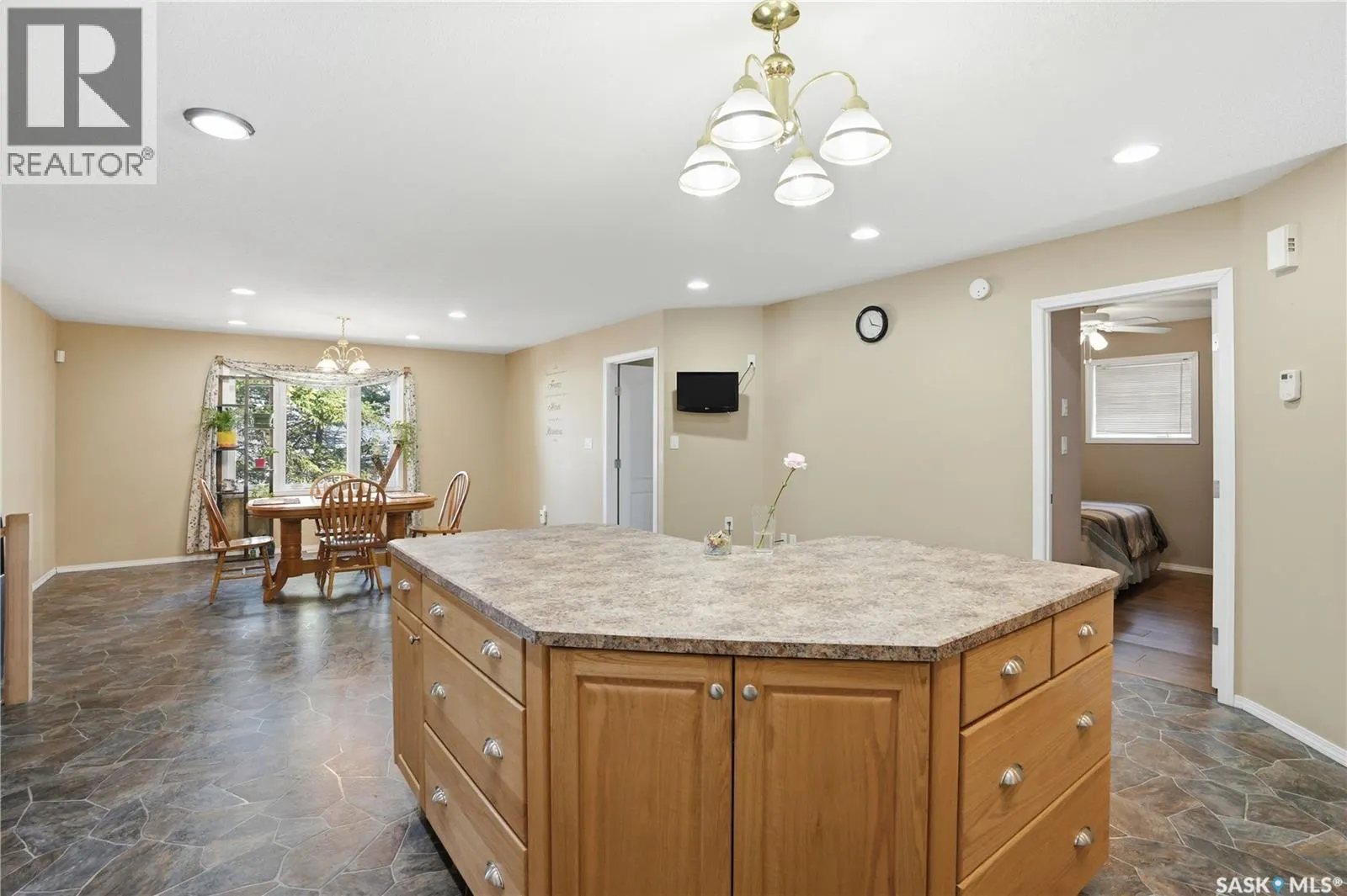 205 bay DRIVE W