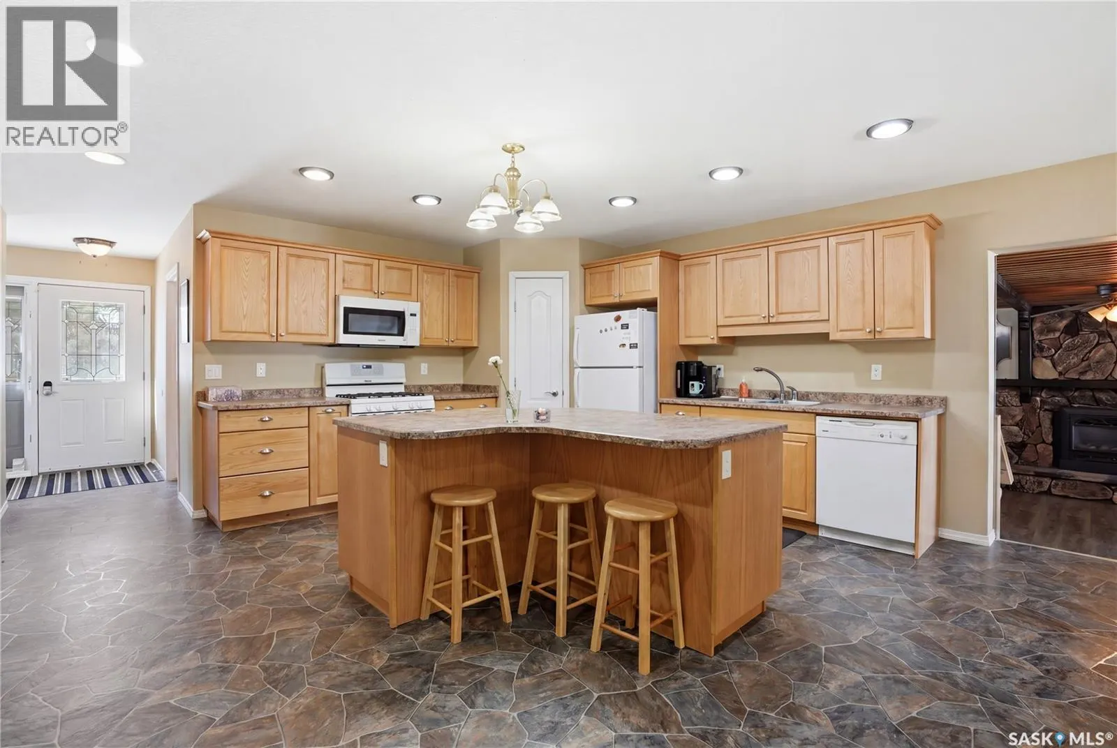 205 bay DRIVE W
