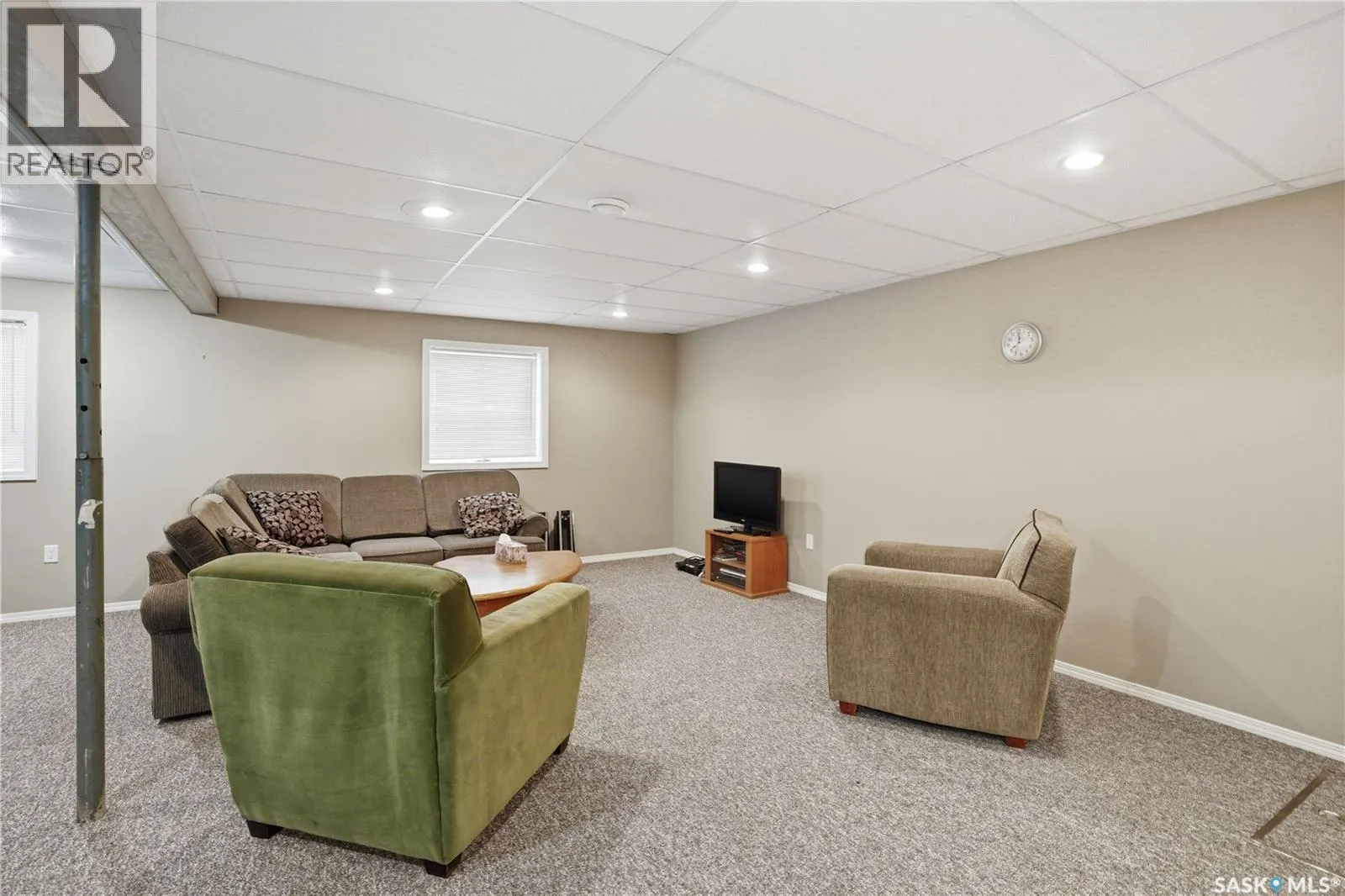 205 bay DRIVE W