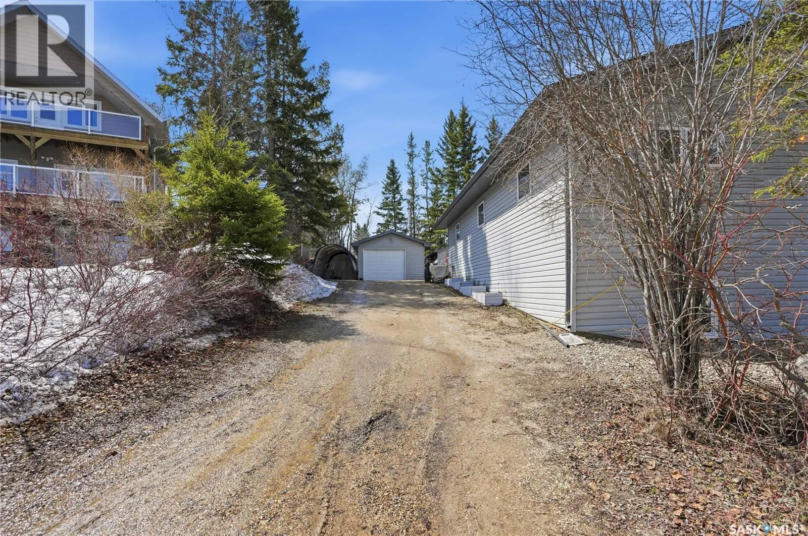 205 bay DRIVE W
